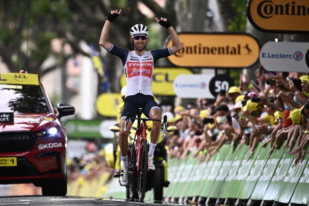 Mollema juarai Etape 14 Tour de France, Pogacar tetap jesey kuning