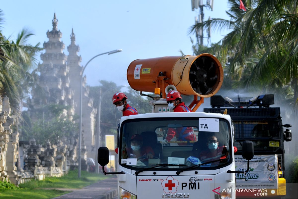 Pemkab Agam semprot seluruh perkantoran cegah penularan COVID-19