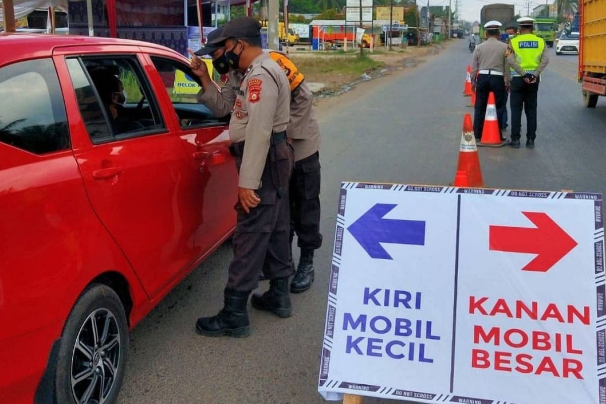 Belasan kendaraan di perbatasan Palembang-Banyuasin dipaksa putar balik