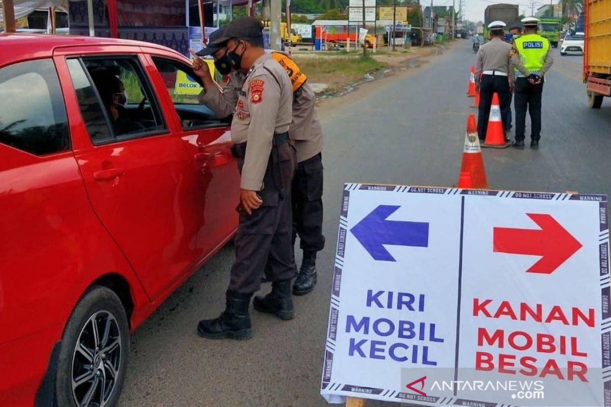 Sejumlah kendaraan di perbatasan Palembang-Banyuasin diputar balik