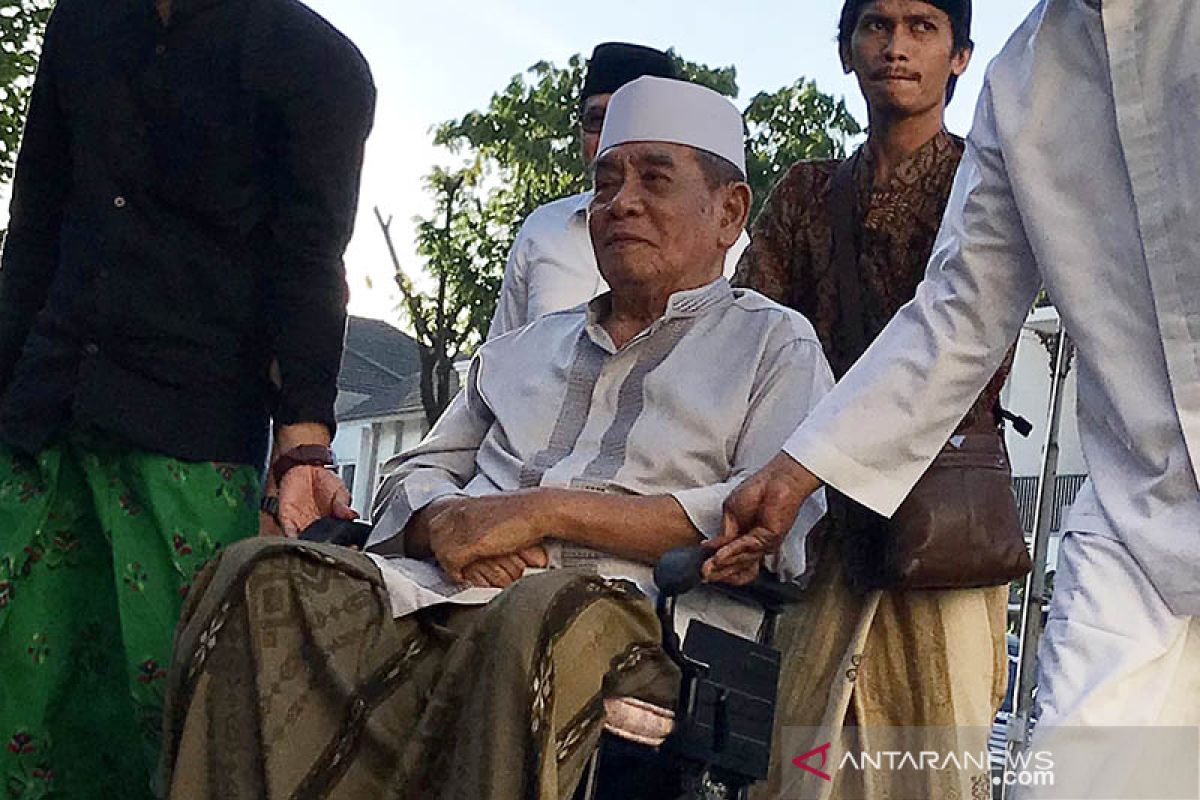 Pengasuh PP Ploso Kediri KH Zainuddin Djazuli wafat