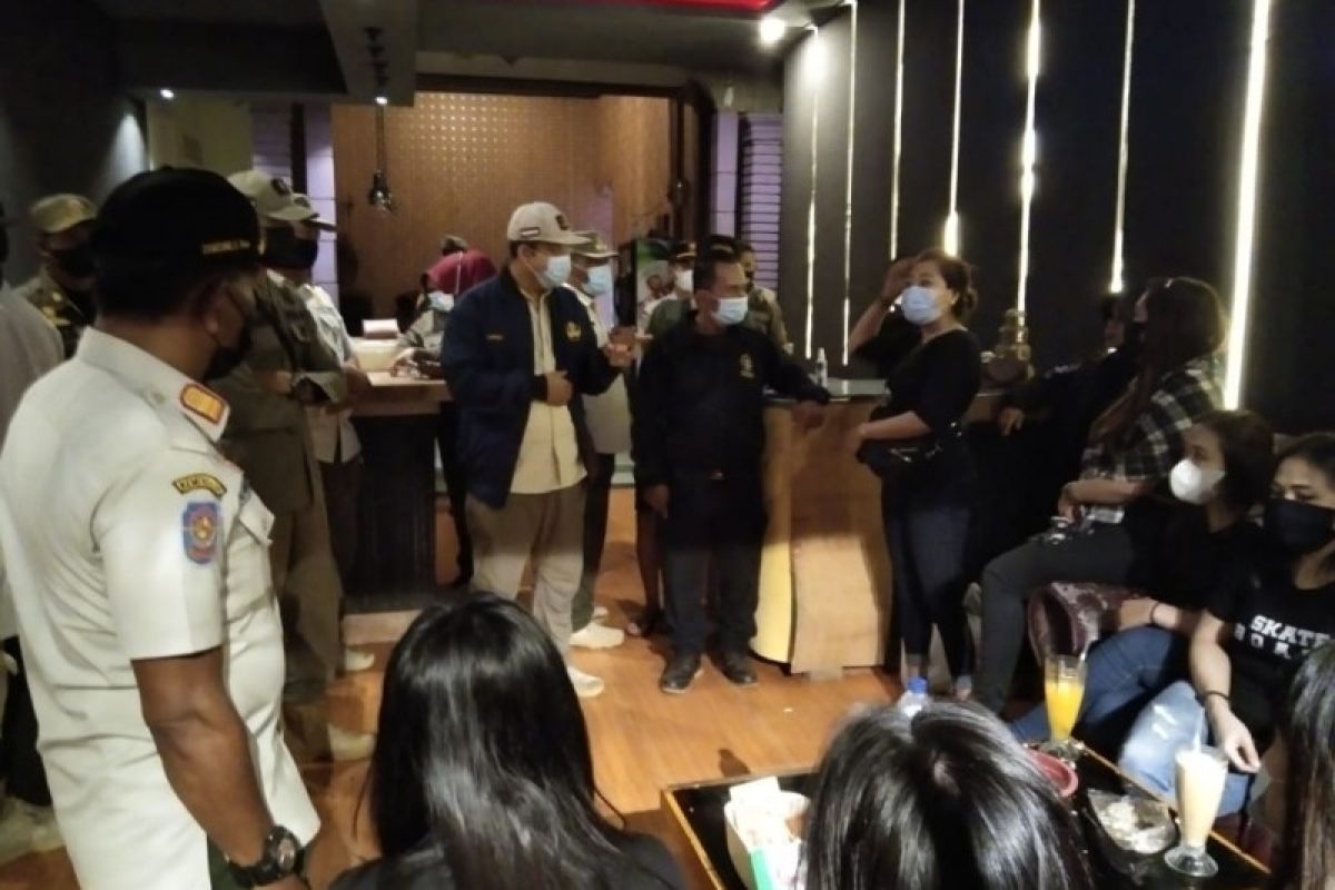 Bupati Pasaman Barat tidak akan beri izin kafe dengan kamar karaoke