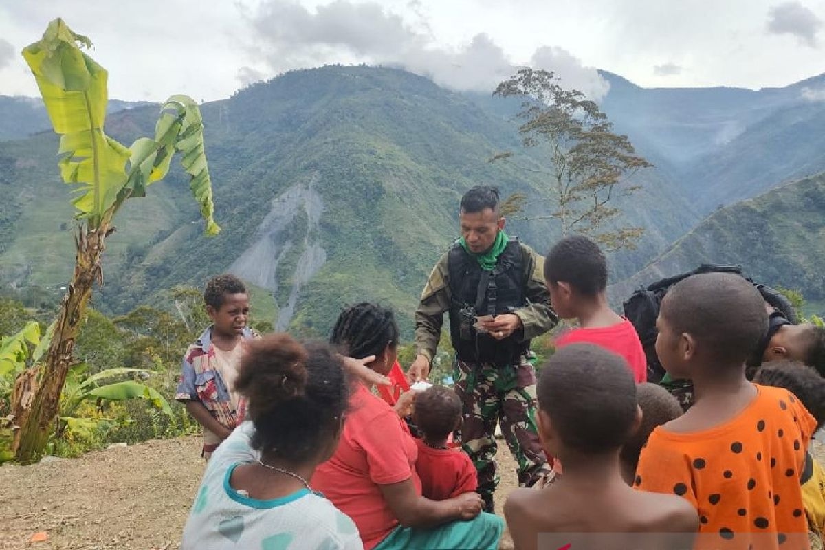 Satgas TNI ajak anak di pegunungan Papua belajar dan bermain