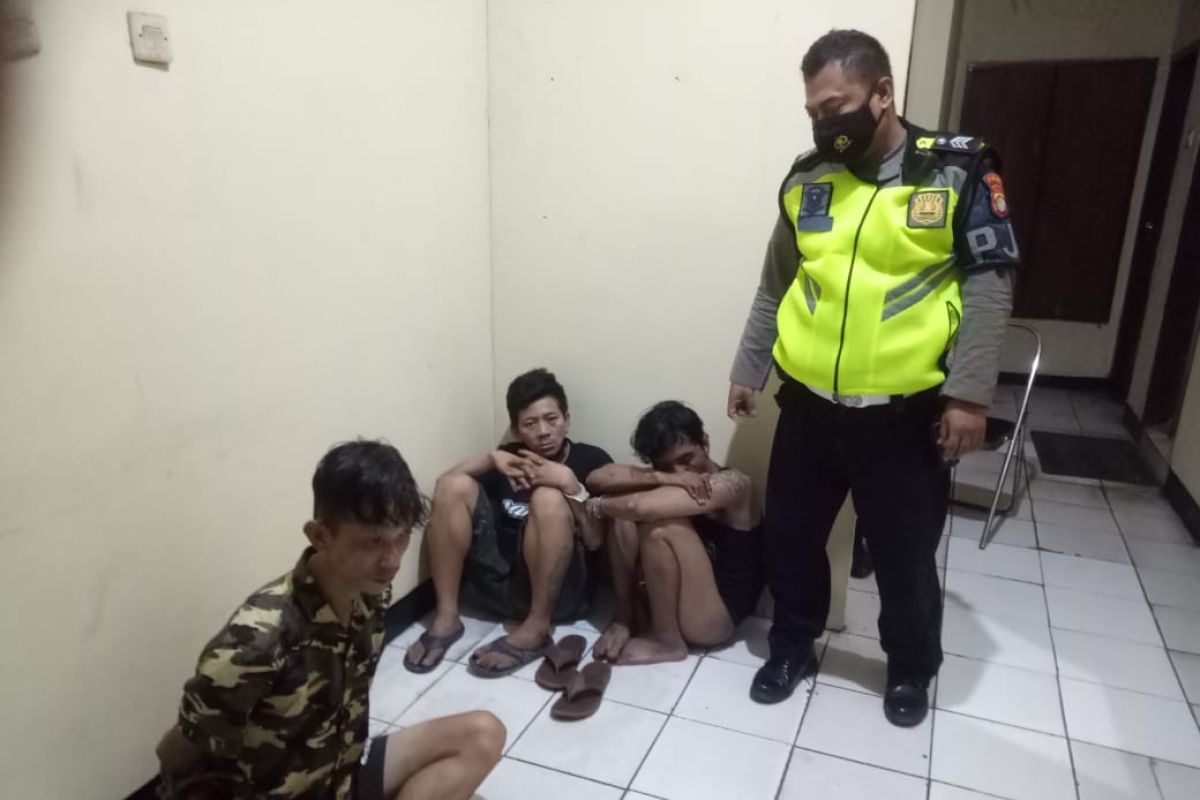 Polisi bekuk dua komplotan begal bersenjata tajam