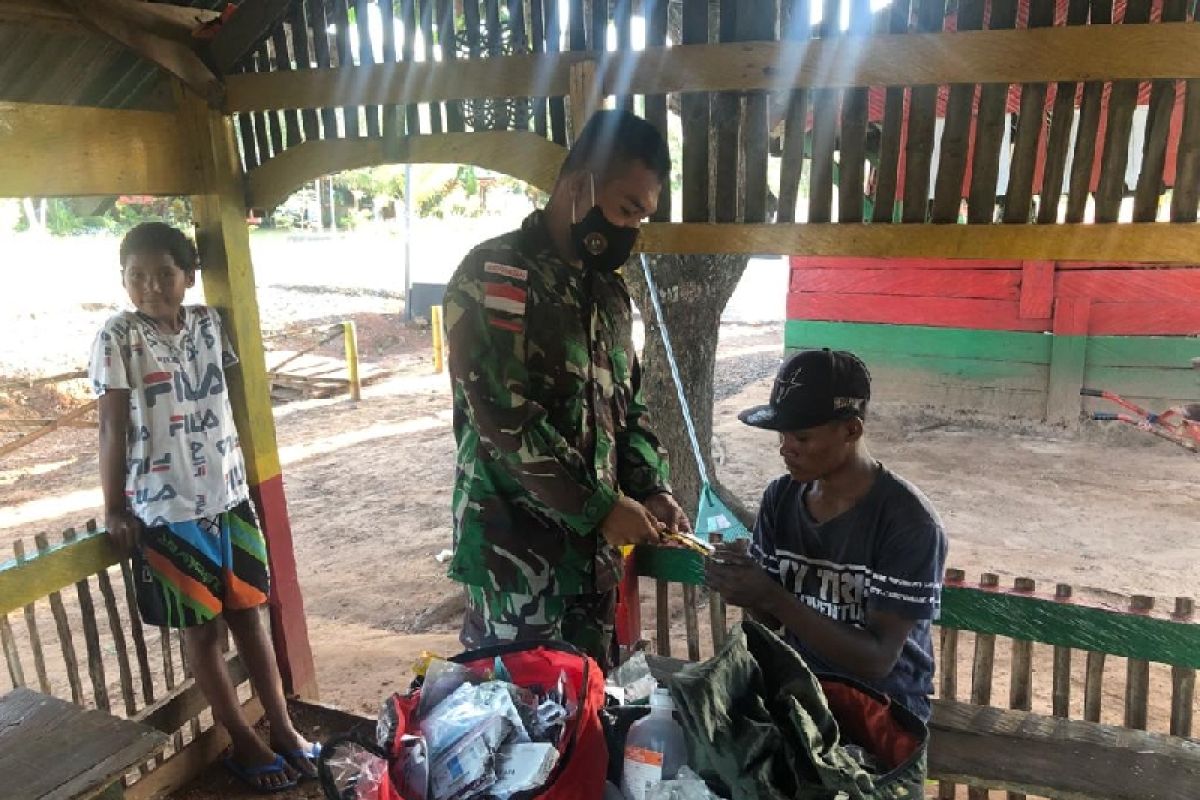 Satgas TNI beri layanan kesehatan warga Papua di perbatasan RI-PNG