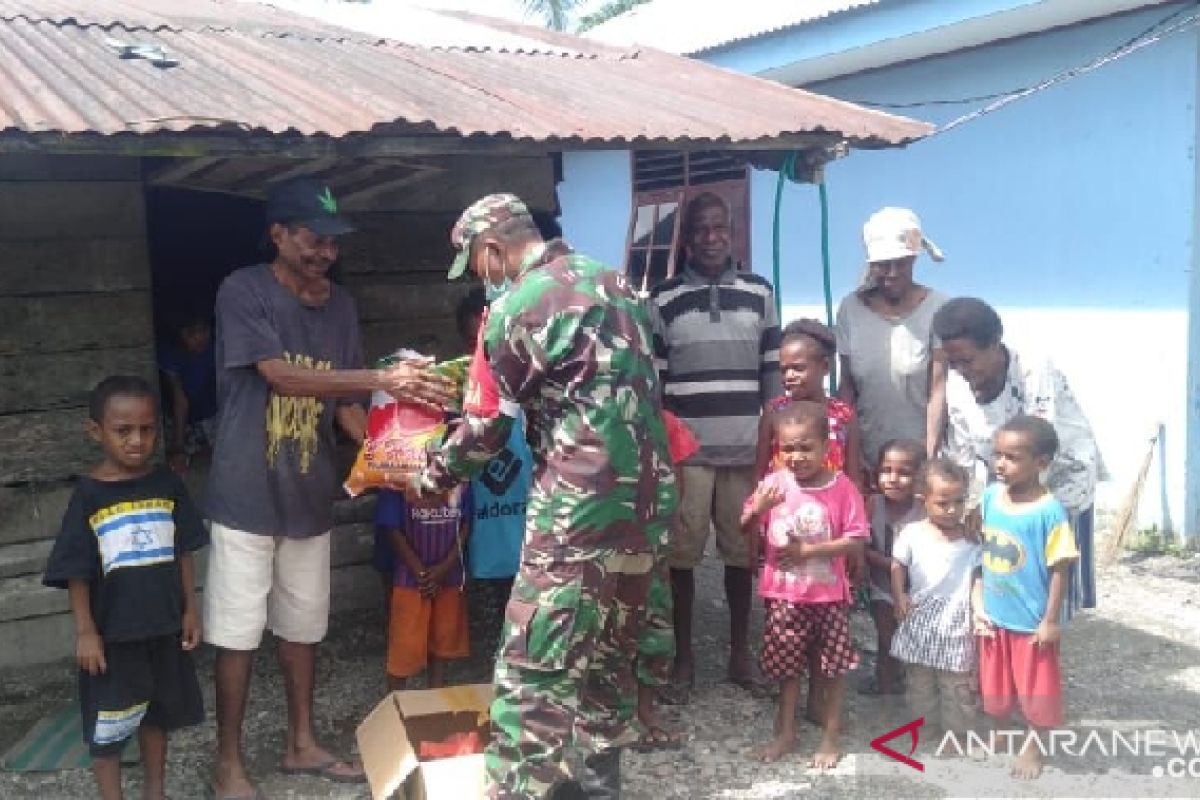 TNI salurkan bantuan sembako warga terdampak COVID-19 di Mimika