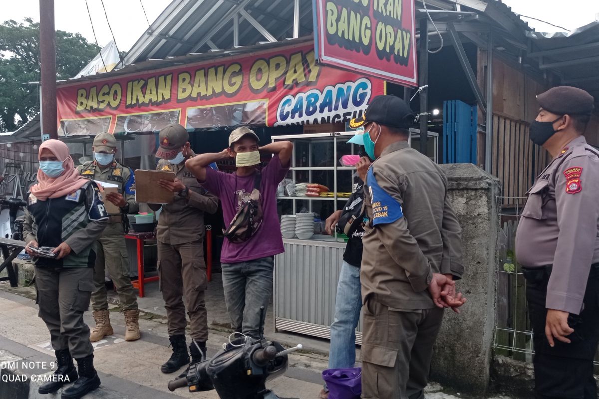 Satgas COVID-19 Lebak tes usap warga keluar malam hari