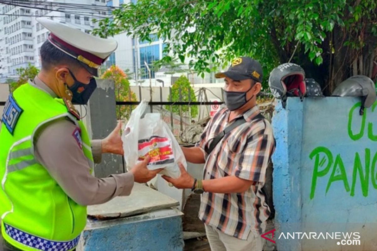Polisi bagikan 20 ton beras untuk warga kurang mampu saat PPKM Darurat