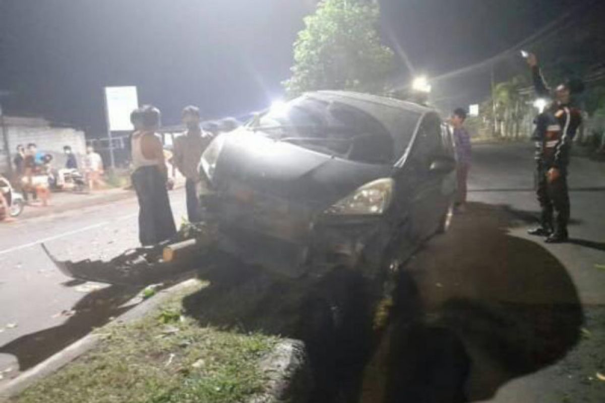 HP jatuh, mobil Honda Jazz tabrak pembatas jalan di Praya