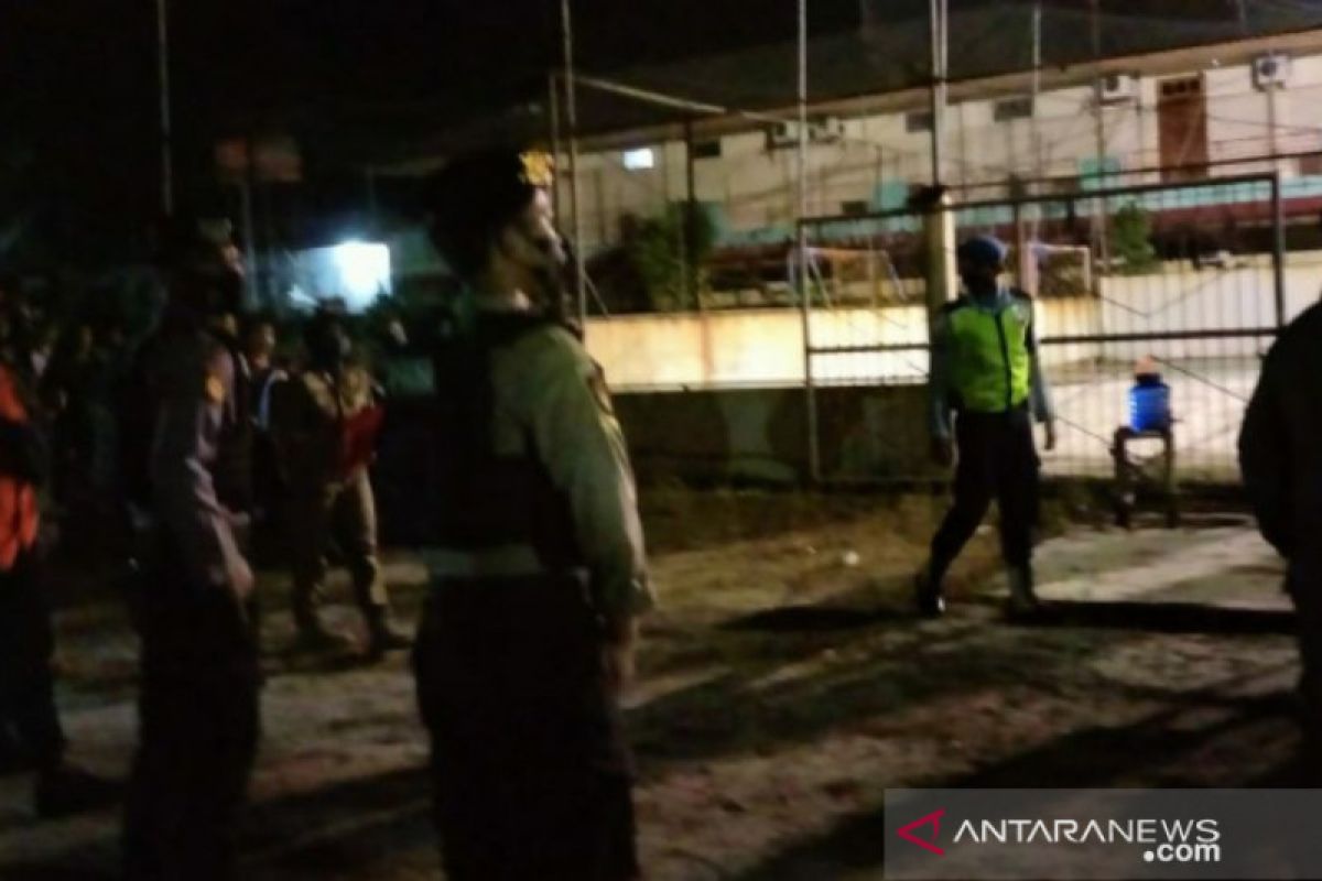 Tim patroli PPKM Belitung bubarkan kerumunan remaja bermain futsal