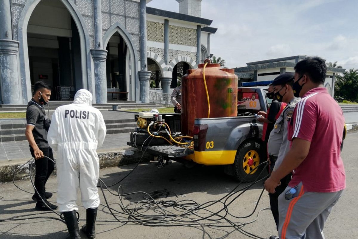 Polres Mukomuko semprot disinfektan di fasilitas umum