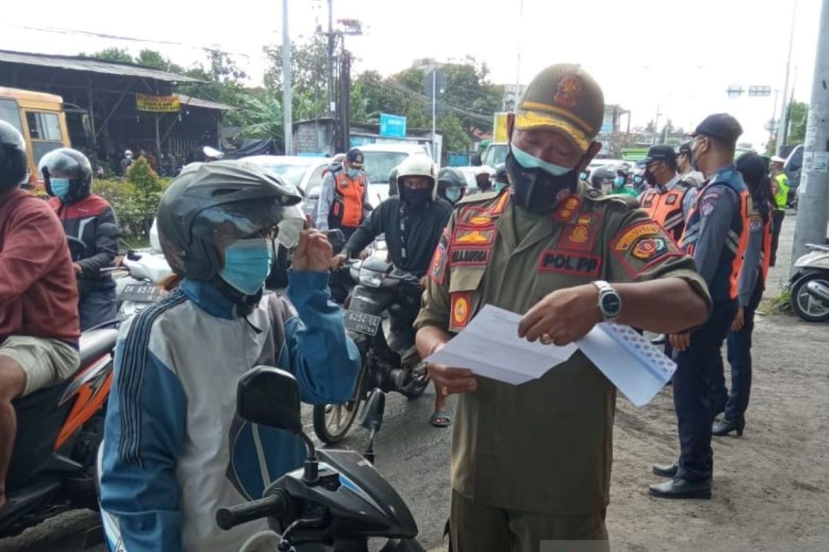 Tim Gabungan Denpasar putar balik 63 kendaraan terkait PPKM