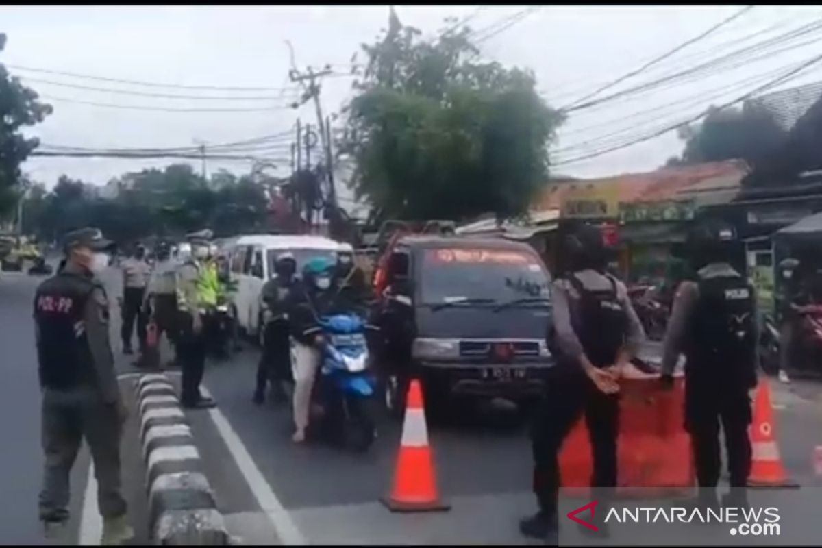 Para pengendara heningkan cipta untuk korban COVID-19 di Pos Ciledug