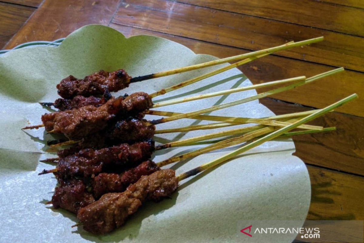 Pedas gurih sate rembiga, hidangan wajib traveler coba di Lombok