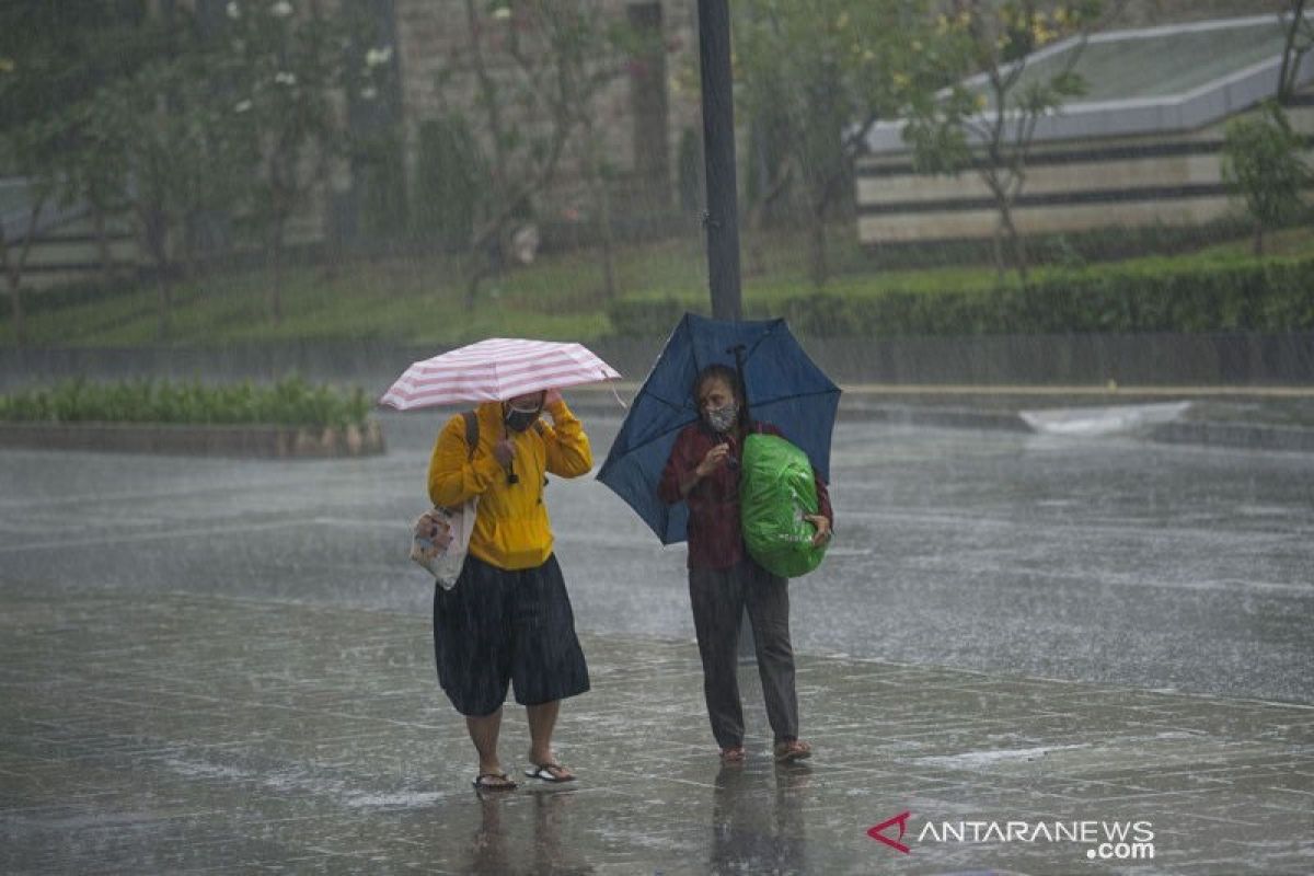 Sebagian wilayah Jakarta hujan ringan hingga sedang pada Selasa siang