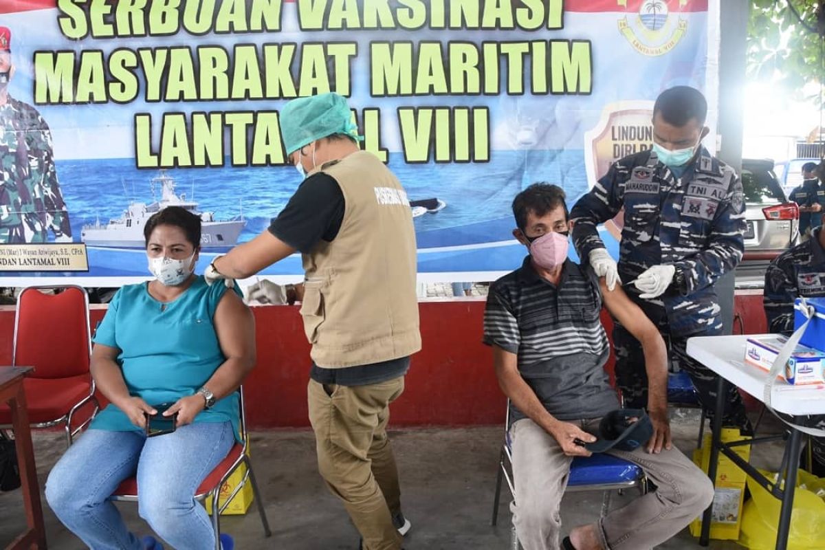 Warga antusias ikuti Serbuan Vaksinasi Lantamal VIII Manado