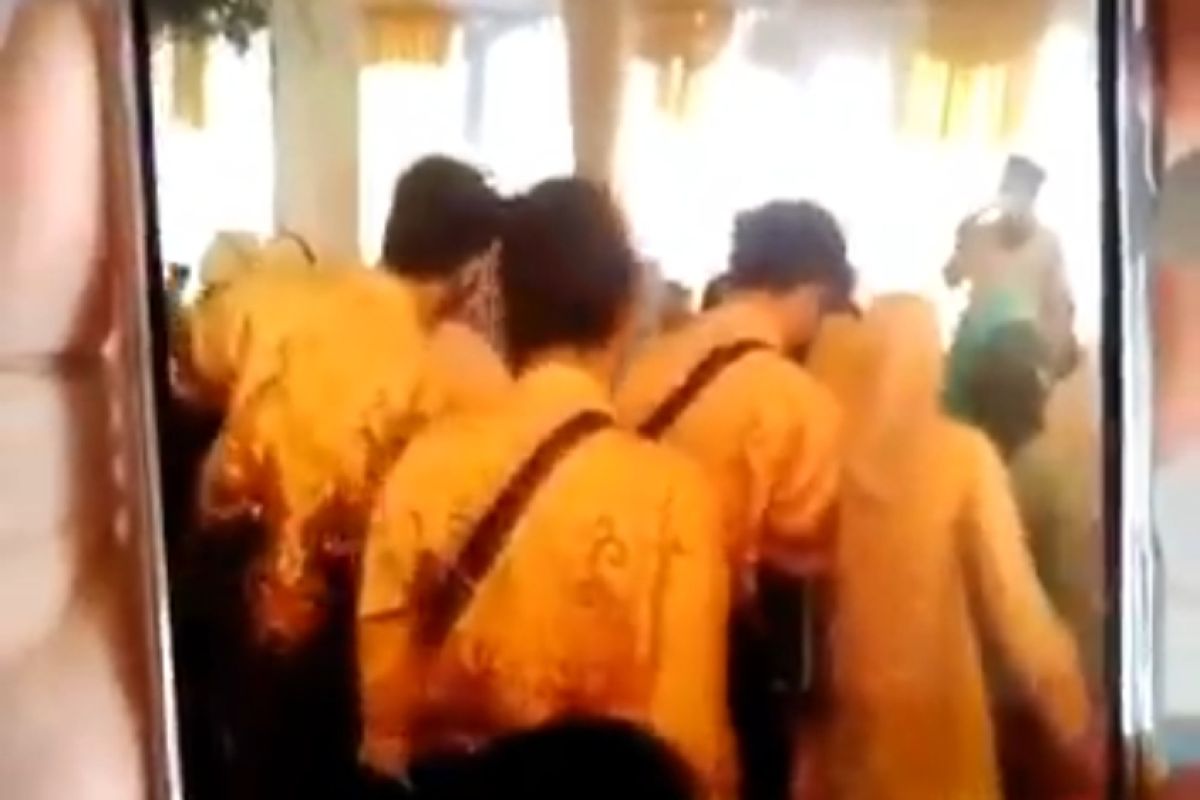 Oknum Lurah dicopot dari jabatannya akibat gelar pesta nikah saat PPKM