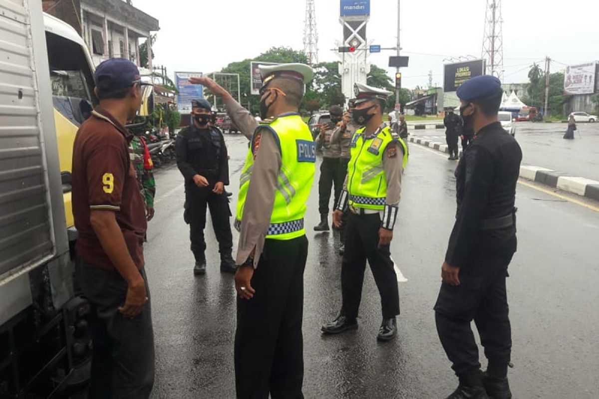 Aceh police prevent ineligible travelers from entering Banda Aceh