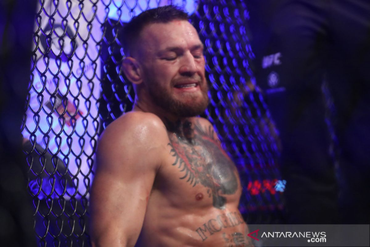 Dustin Poirier menang TKO setelah  Conor McGregor cedera engkel