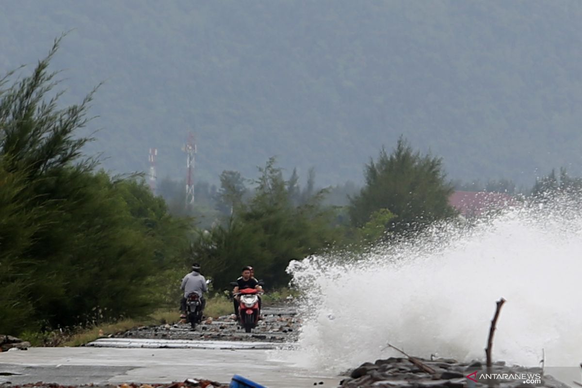 Waspada potensi hujan lebat dan angin kencang di sejumlah provinsi