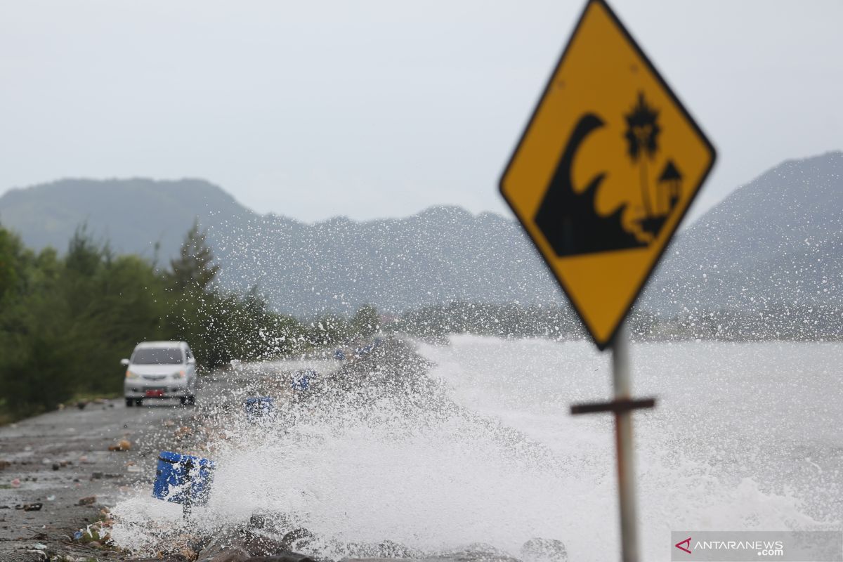 BMKG imbau kapal nelayan waspadai gelombang 4 meter di Laut Sawu