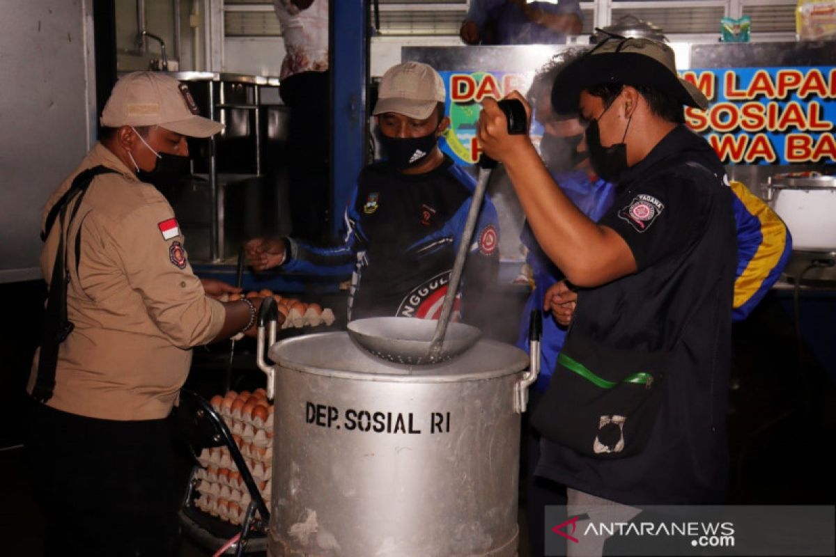 Dapur umum Kemensos produksi 15.000 kotak  makanan per hari