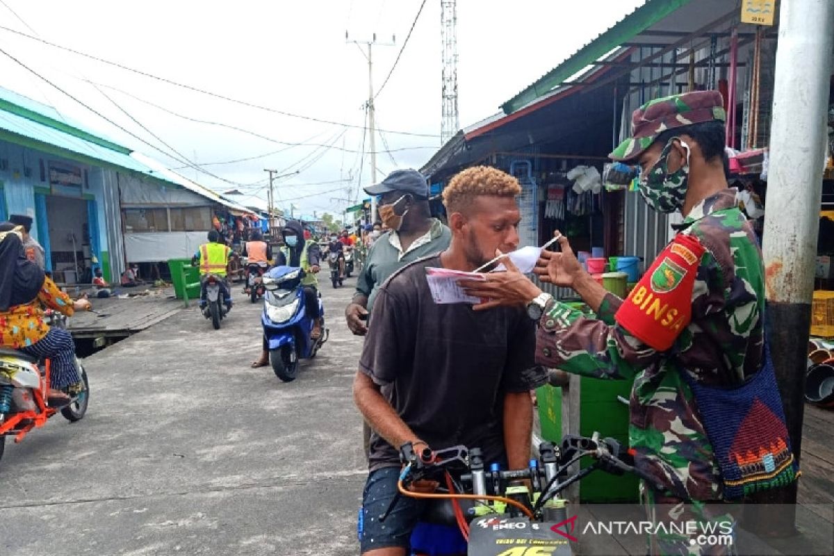 Personel gabungan TNI/Polri di Asmat razia penegakan prokes COVID-19