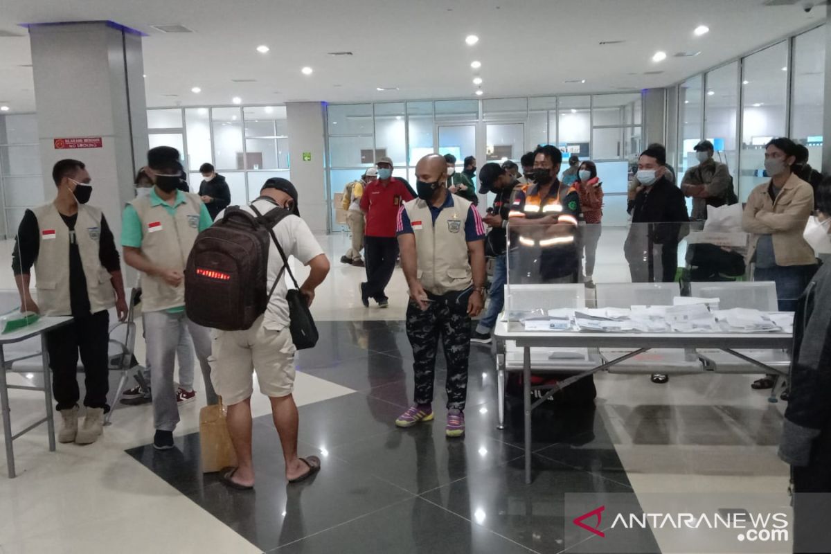 Puluhan perempuan tiba di Bandara Sorong tanpa dokumen lengkap