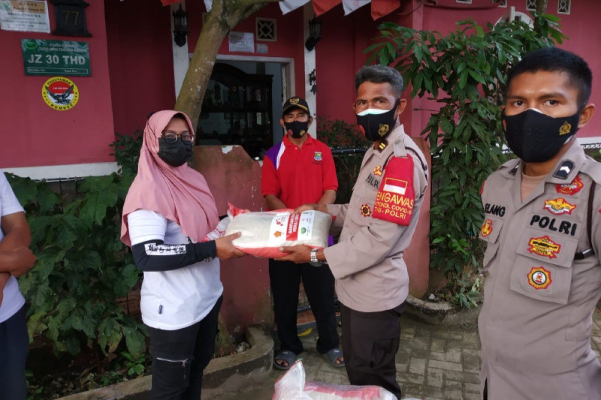 Polisi membagikan sembako buat warga Tangerang jalani isolasi mandiri