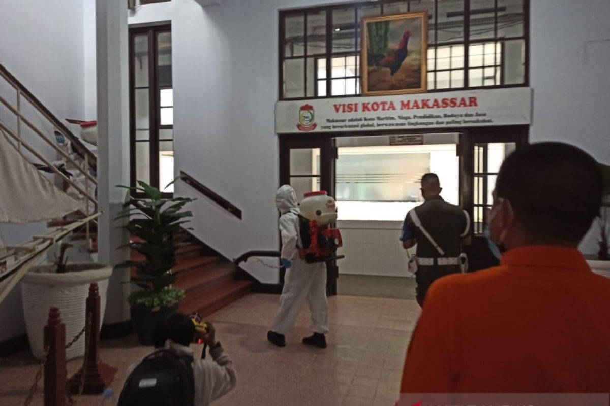Balai Kota Makassar disemprot disinfektan setelah ditutup karena sebagian pegawai kena COVID-19
