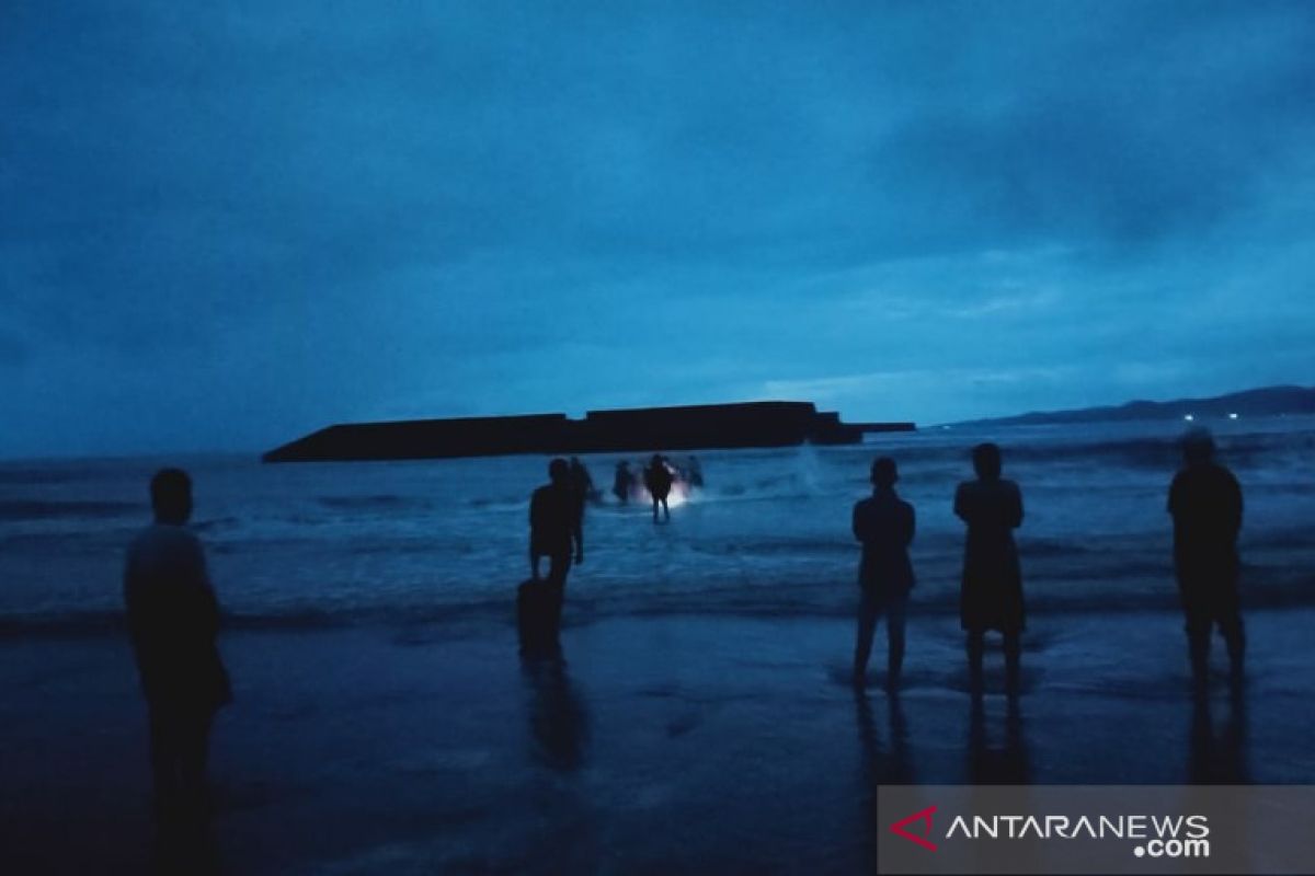 11 wisatawan Pantai Batu Gong tenggelam, satu diantaranya meninggal