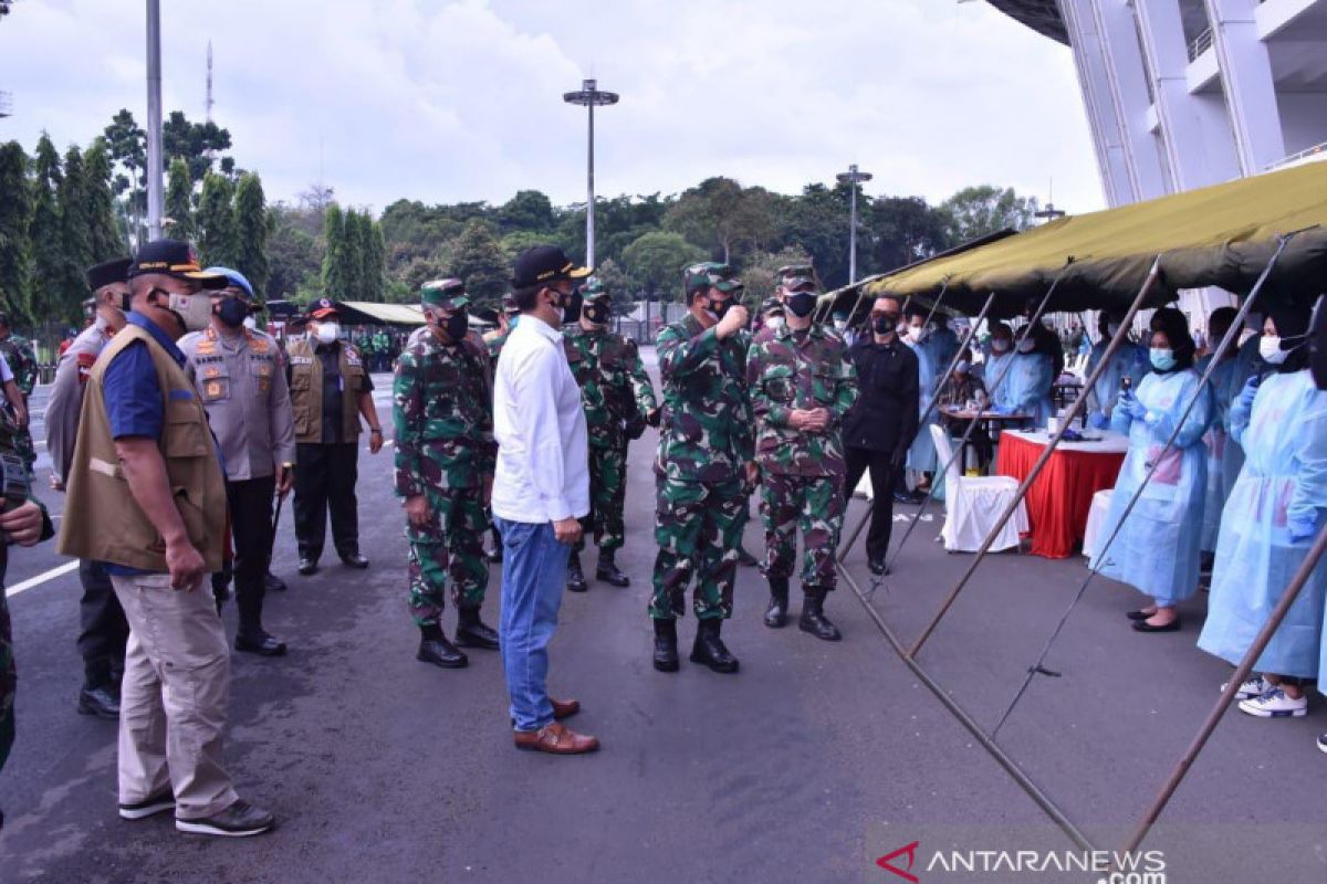 Panglima TNI tinjau vaksinasi massal dan dapur lapangan Marinir di GBK