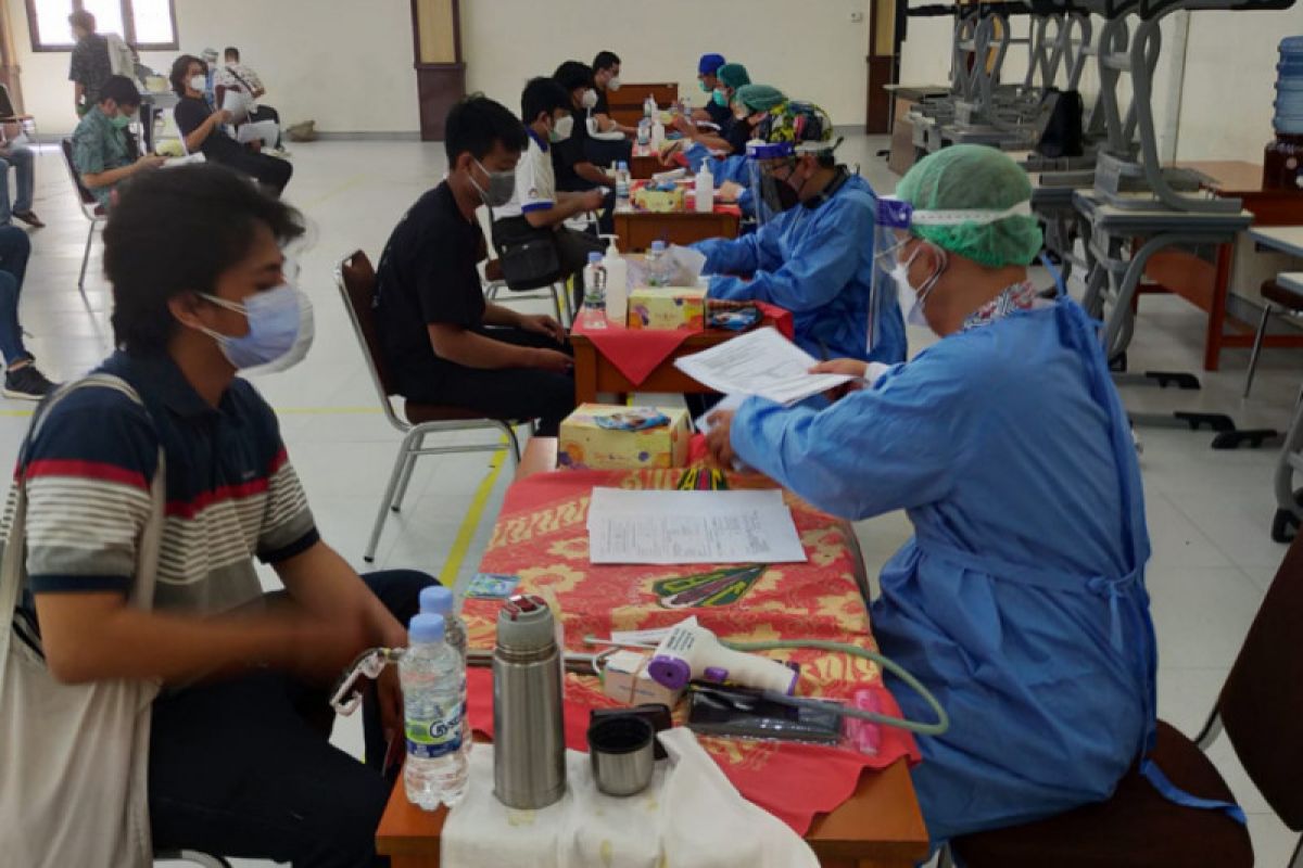 SMA Kolese De Britto Yogyakarta menyelenggarakan vaksin kepada siswa