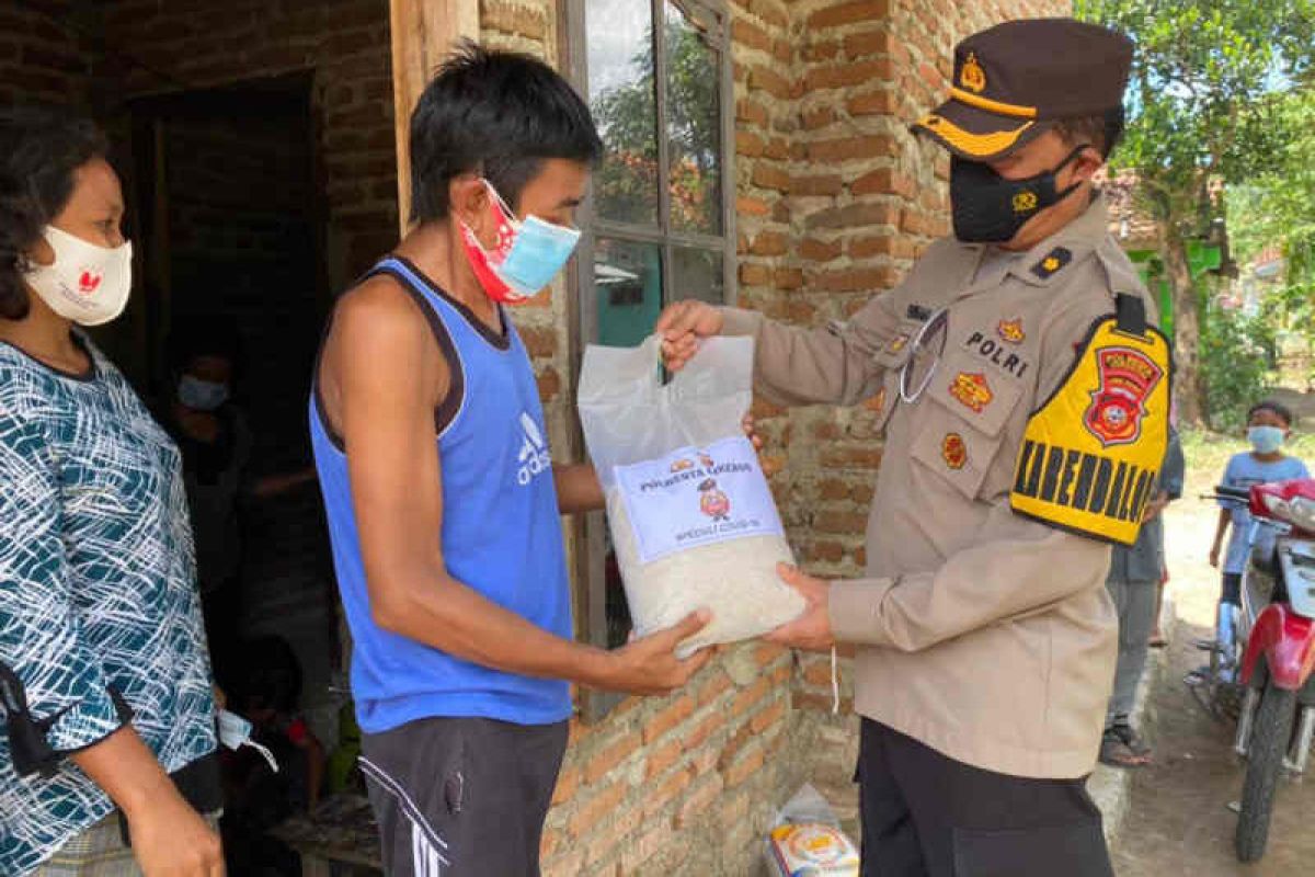 Polresta Cirebon membagikan bantuan pada warga terdampak PPKM Darurat