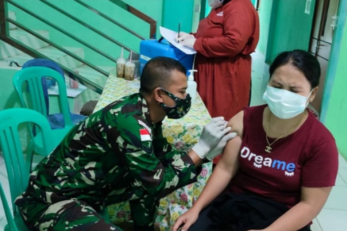 Satgas Pamtas bantu sukseskan vaksinasi di perbatasan Kalbar - Sarawak