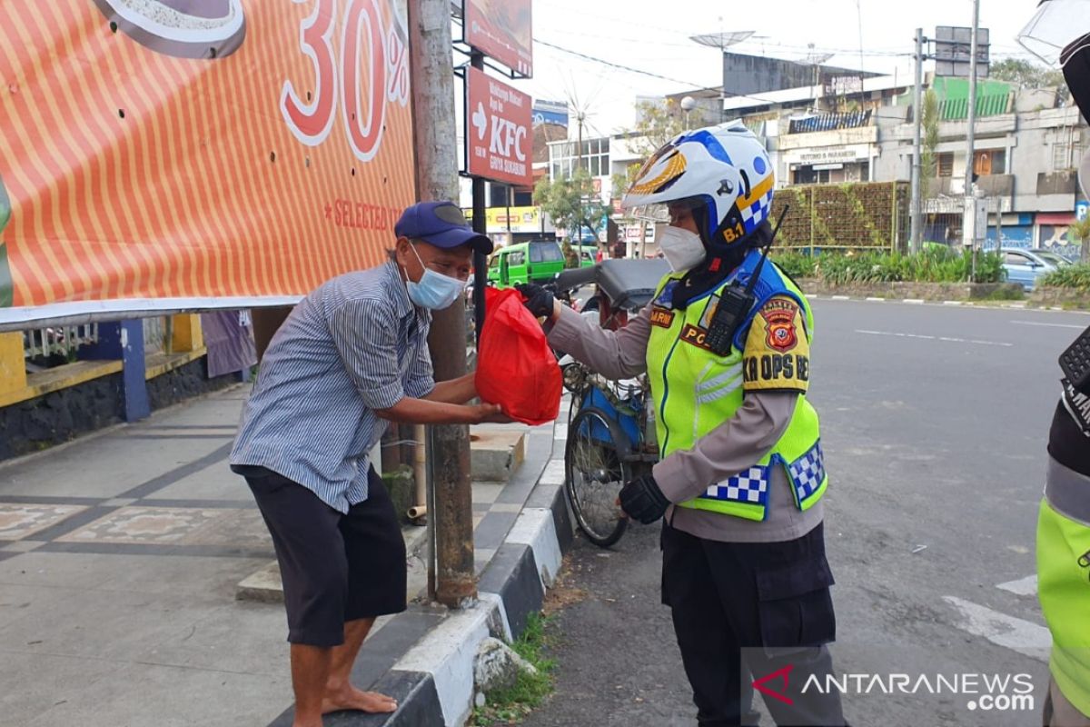 Polres Sukabumi Kota bagikan paket sembako untuk warga selama PPKM darurat