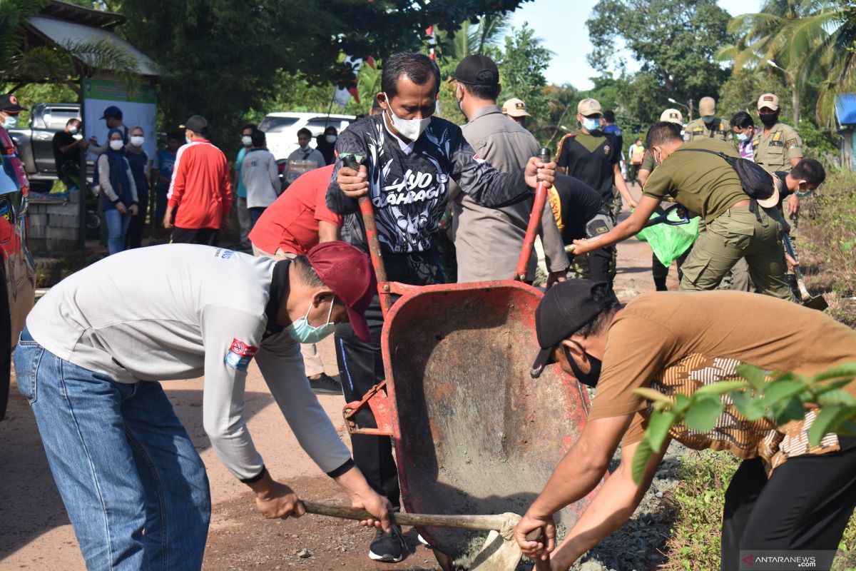 Bupati bersama warga Desa Kintap gotong royong perbaiki jalan