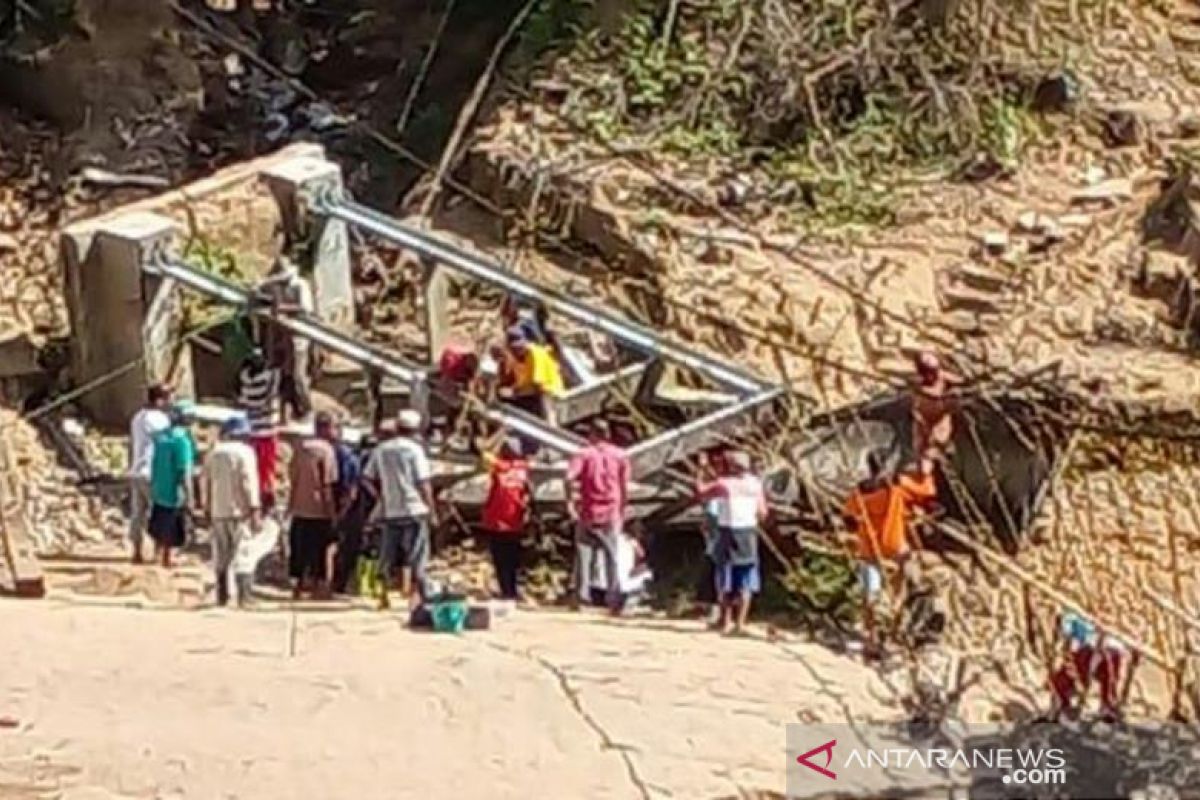 Defisit anggaran HST, warga Haliau gotong royong swadaya perbaiki jembatan