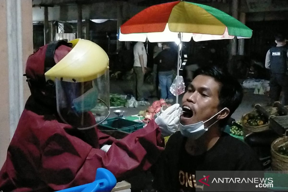 Puluhan warga Singkawang dipaksa swab karena langgar PPKM mikro