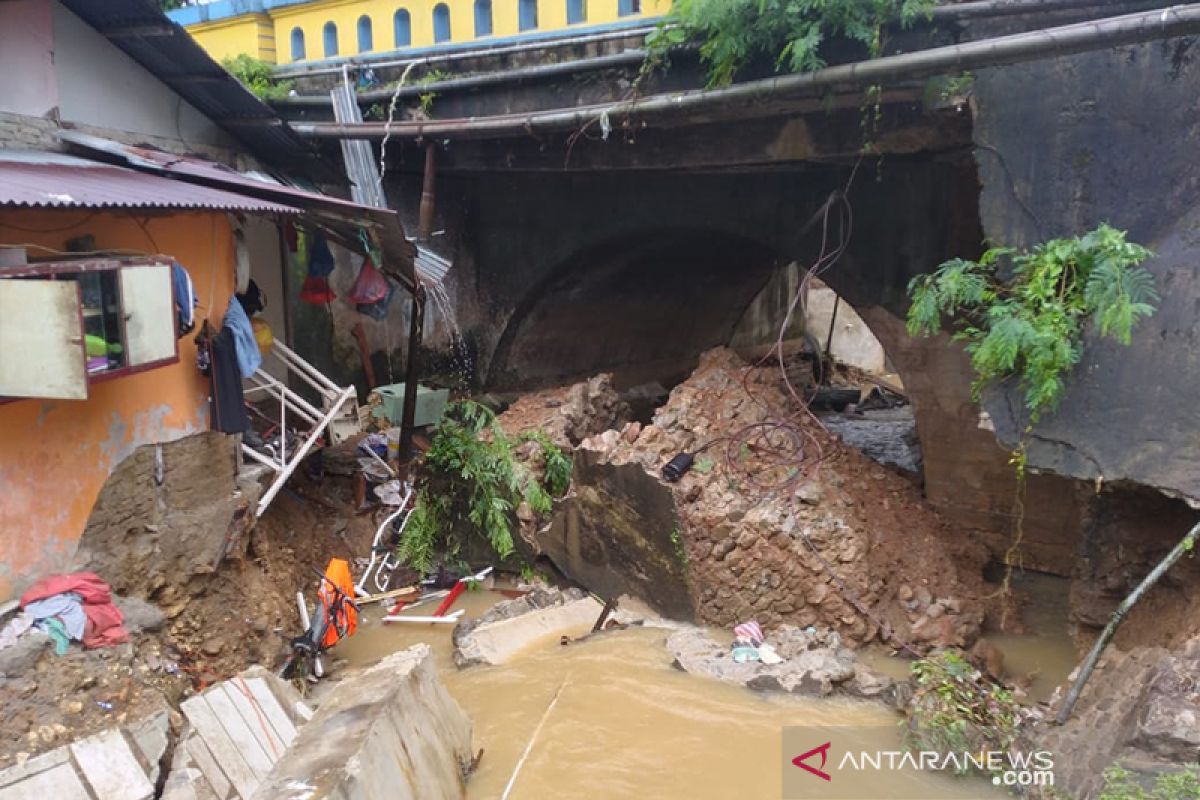 Waduh, Hujan lebat longsorkan talud penahan jembatan Air Besar di Halong