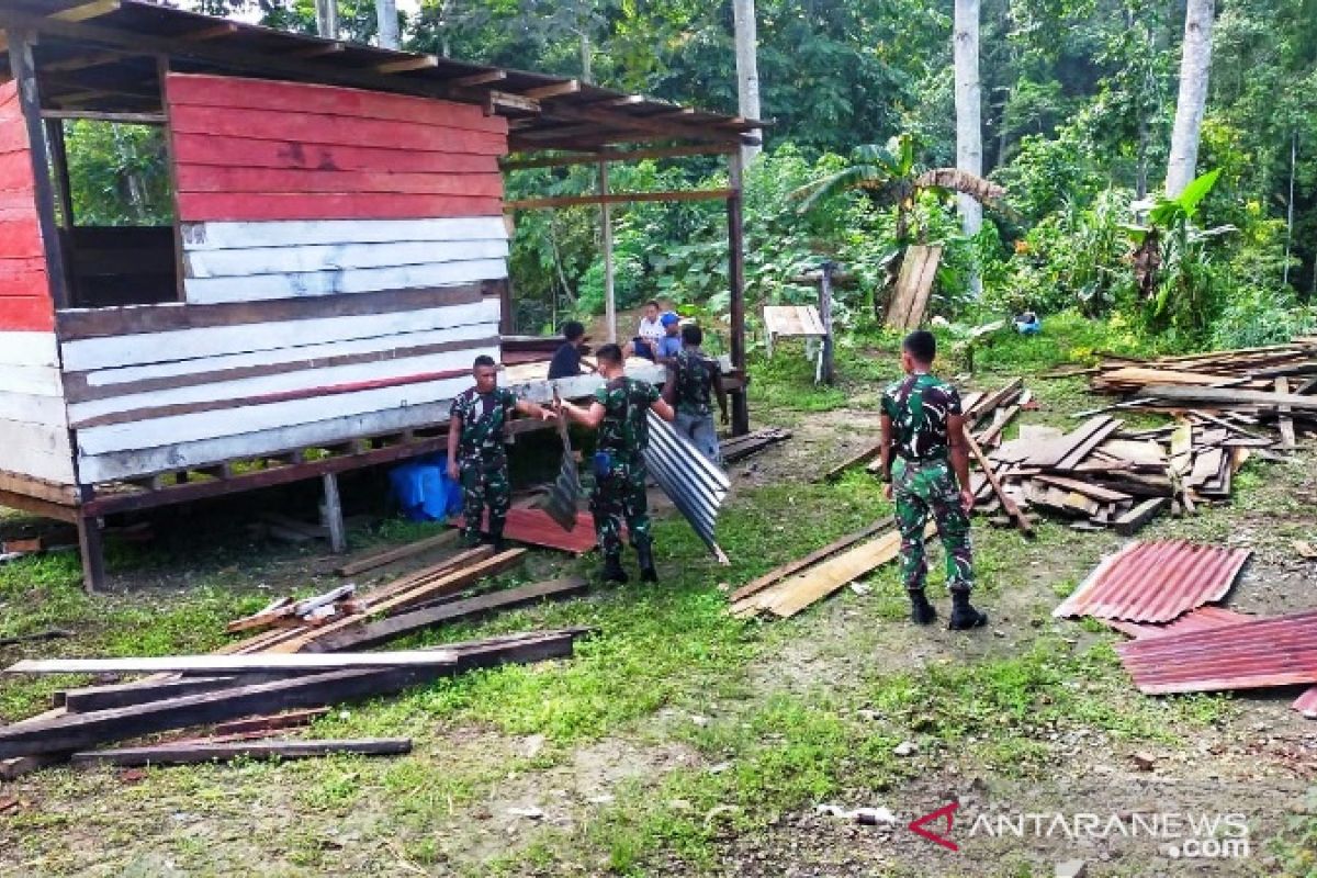 Di perbatasan RI-PNG, TNI-warga gotong royong bangun rumah tokoh adat