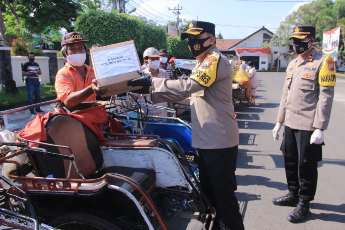 Polres Madiun beri 1.250 paket sembako untuk warga terdampak COVID-19
