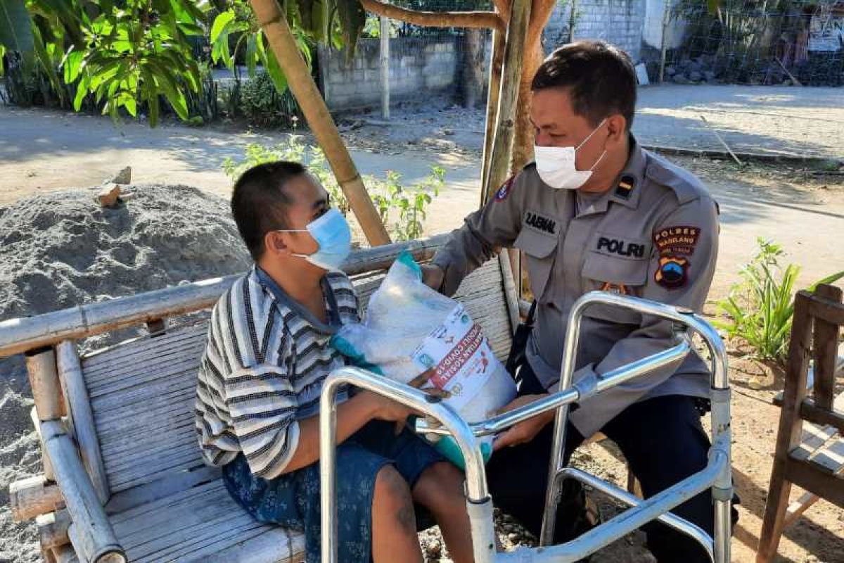 Polres Magelang bagikan 2 ton beras kepada warga kurang mampu