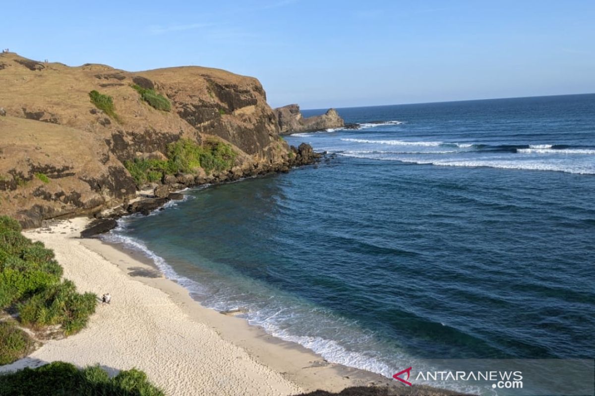 Sehari di Lombok; belanja tenun di Sade, senja di bukit Merese