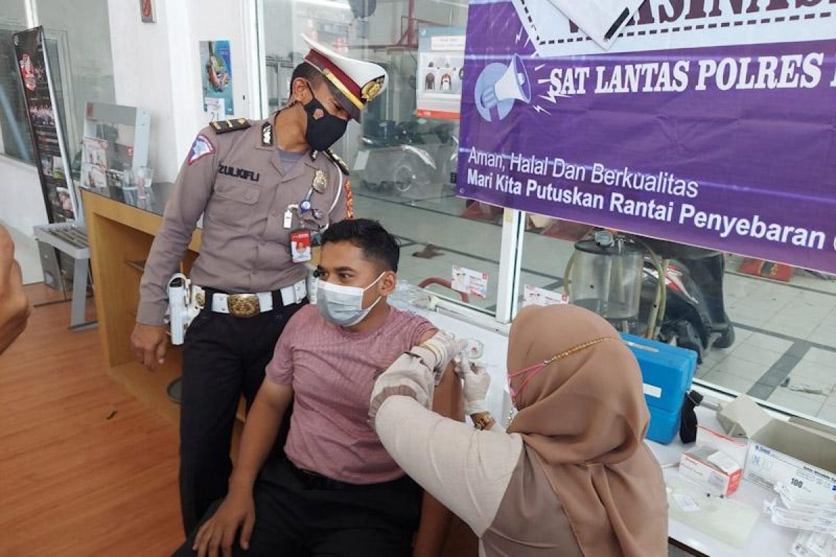 Polisi lalu lintas gelar vaksinasi vaksin COVID-19, sasar pekerja otomotif