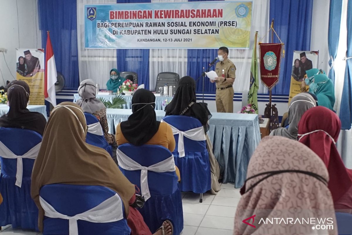 Bimbingan kewirausahaan HSS untuk perempuan rawan sosial ekonomi