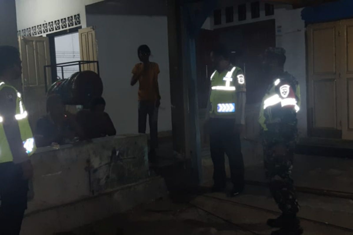 Polsek Moyo Hulu patroli malam imbau masyarakat terapkan prokes dan PPKM