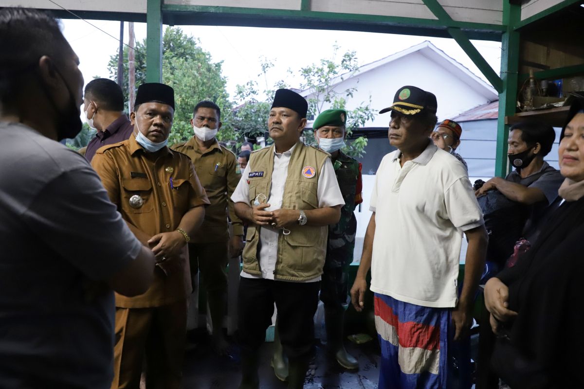 Bupati Aceh Besar serahkan bantuan untuk warga terdampak banjir
