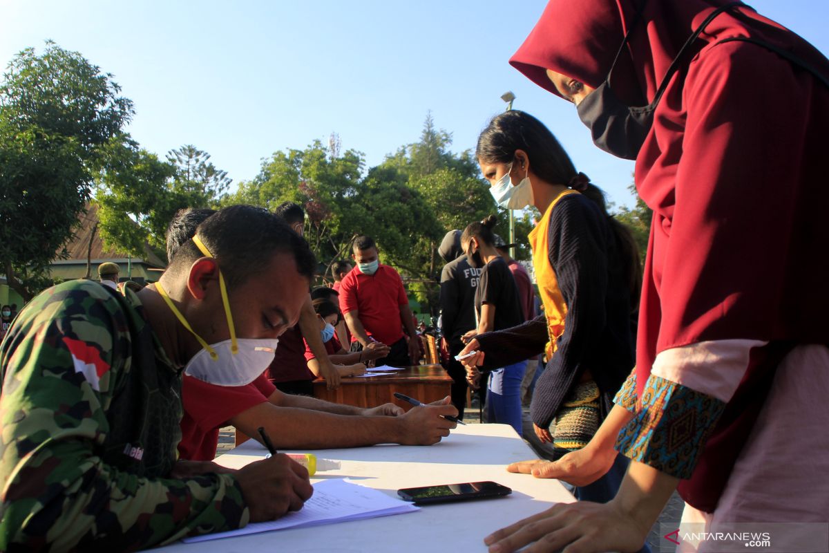 Warga antre sejak subuh demi vaksinasi