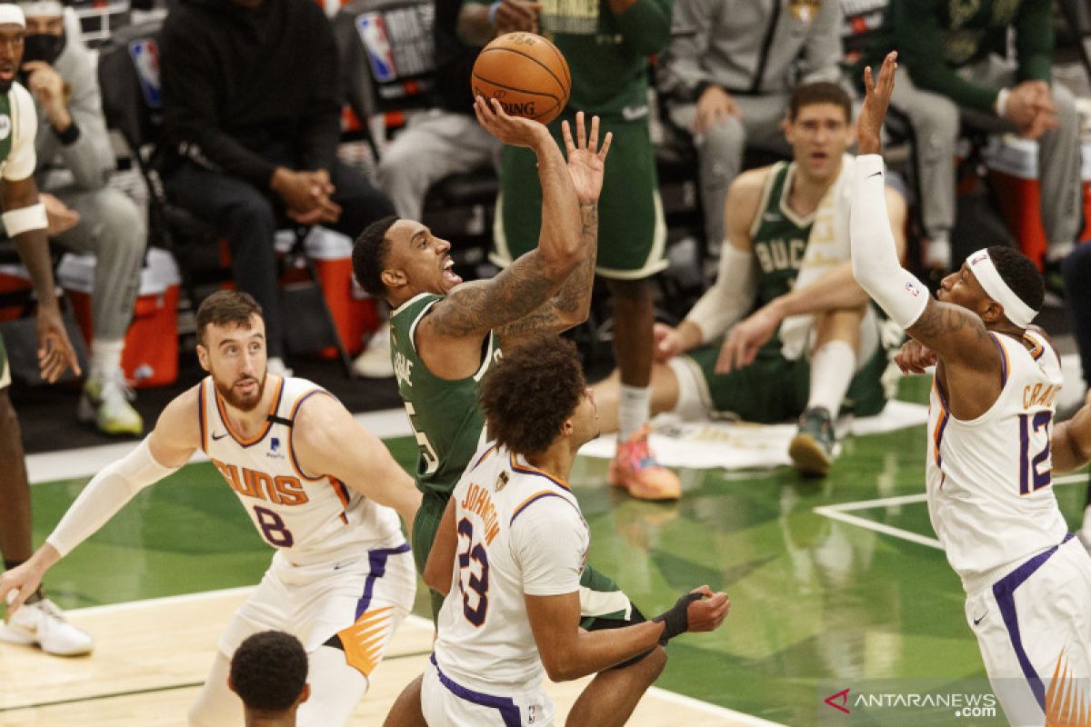 Giannis Antetokounmpo bawa Bucks ungguli Suns di game ketiga final NBA